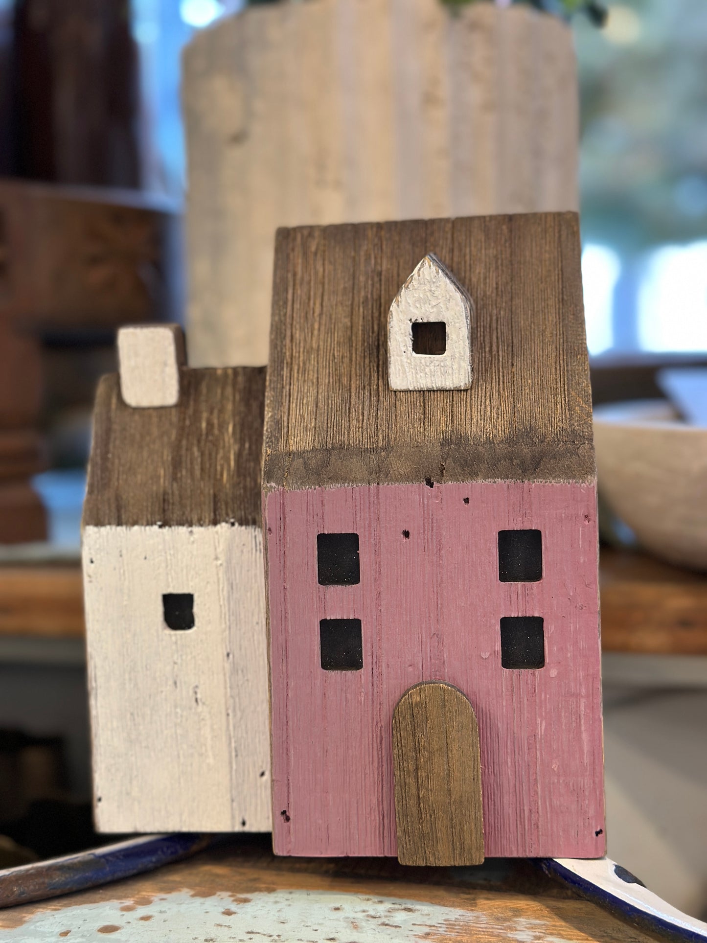 Haus aus Holz mit Beleuchtung
