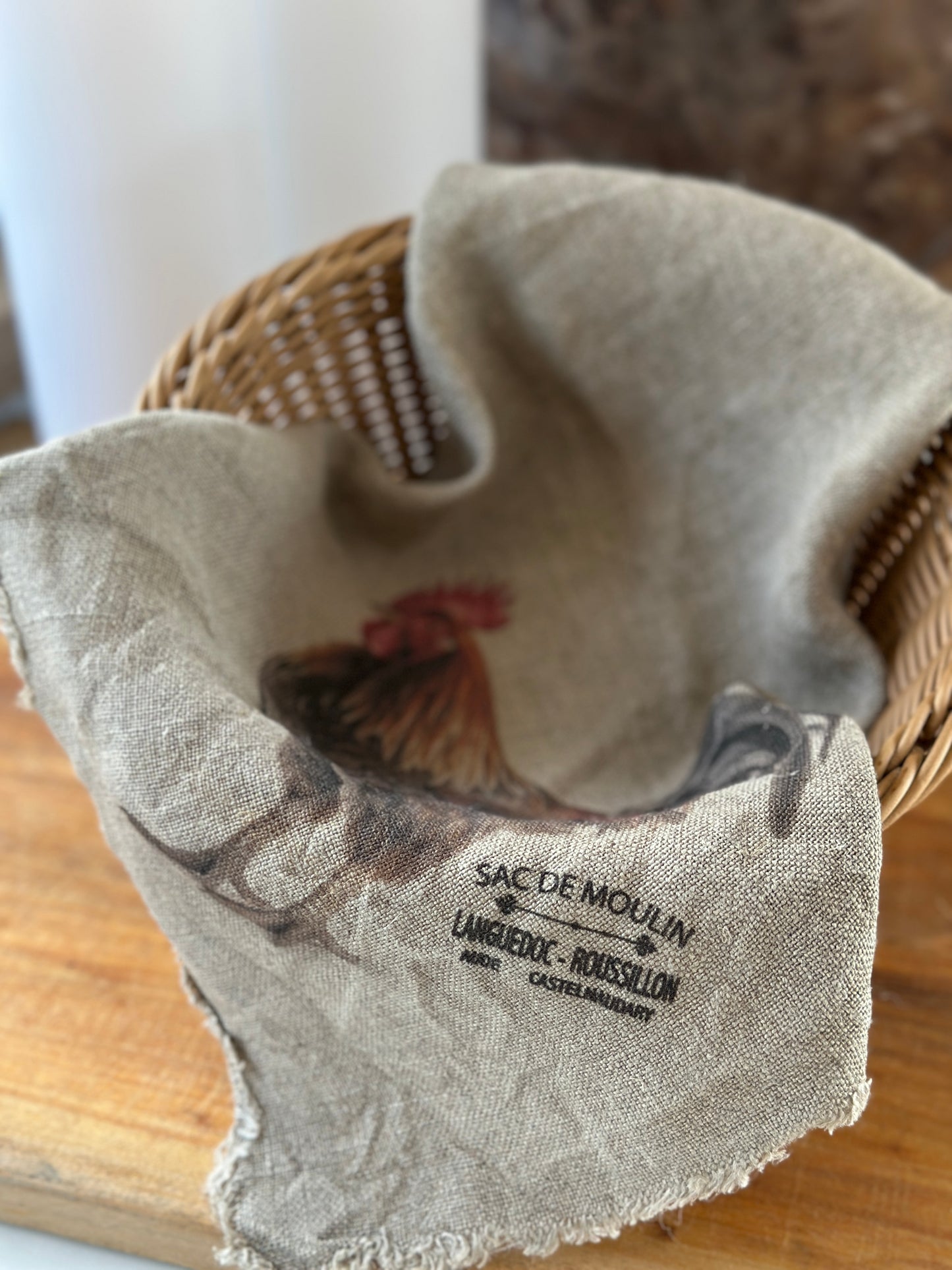 Bald lieferbar ! Deckchen/ Deko- Tuch mit einem Hahn Motiv,Shabby, alle Seiten mit Fransen versehen.