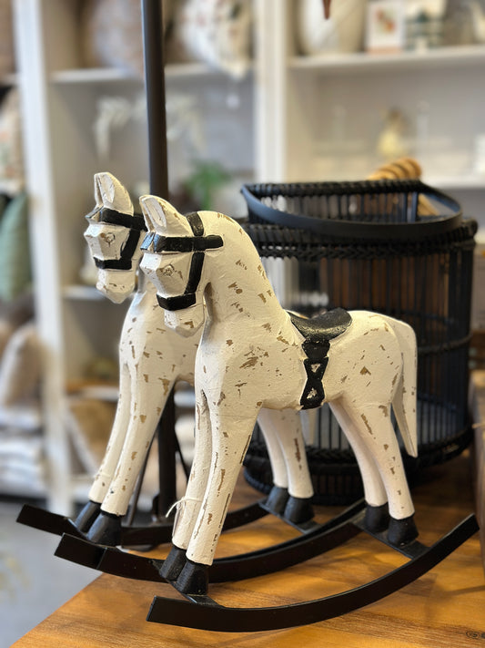 Schaukelpferd aus Holz und Metall