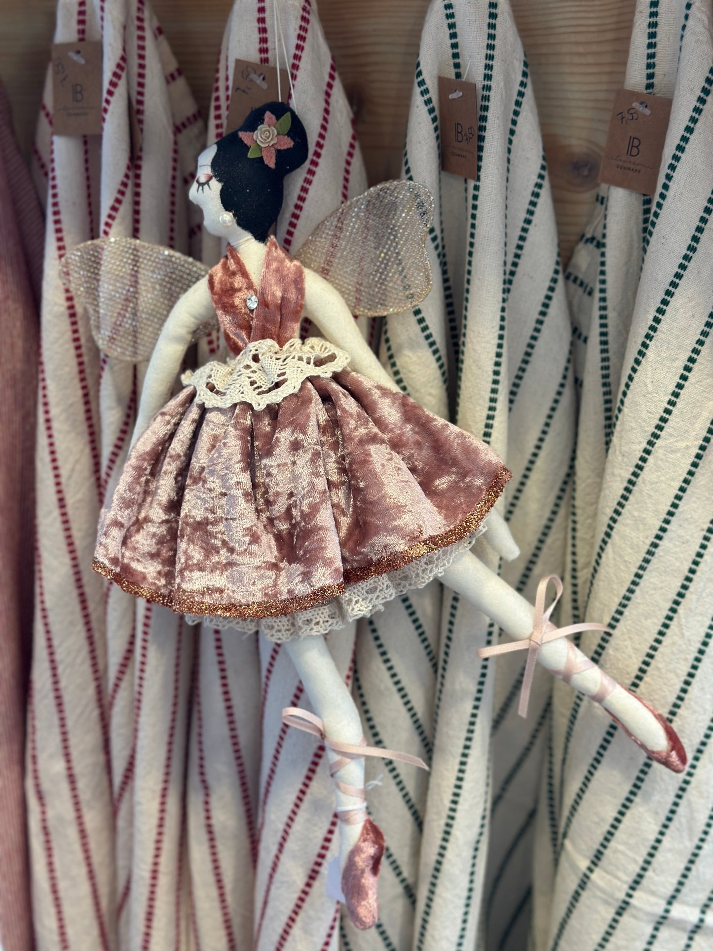 Ballerina aus Stoff/ Samt/ Spitze mit Flügel