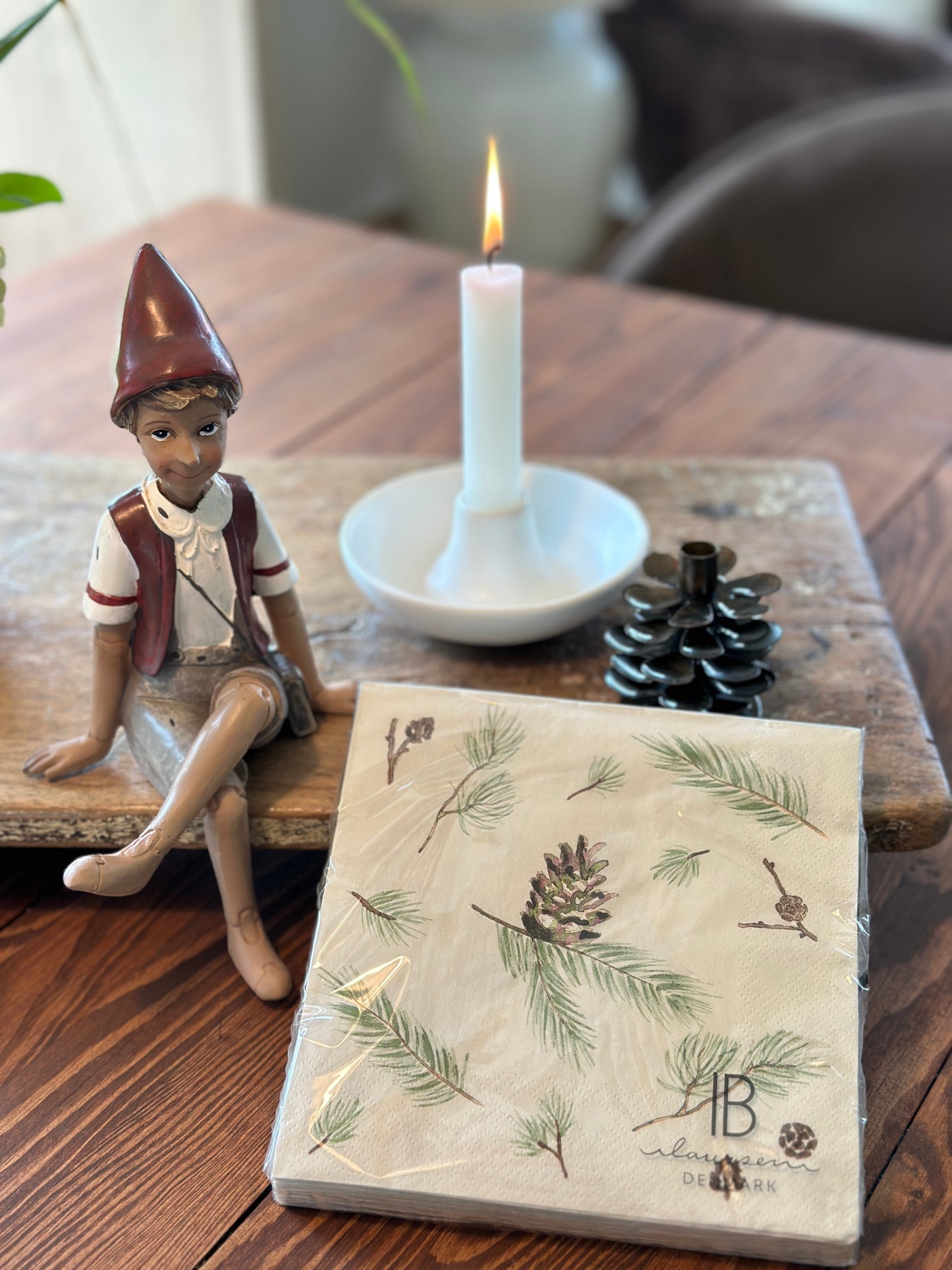 Figur, Pinocchio aus Polyresin, sitzend
