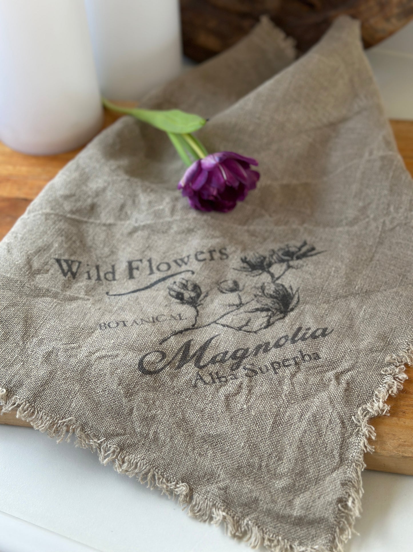 Bald lieferbar ! Deckchen/ Deko- Tuch mit einem Wild  Flowers Motiv, Shabby, alle Seiten mit Fransen versehen.