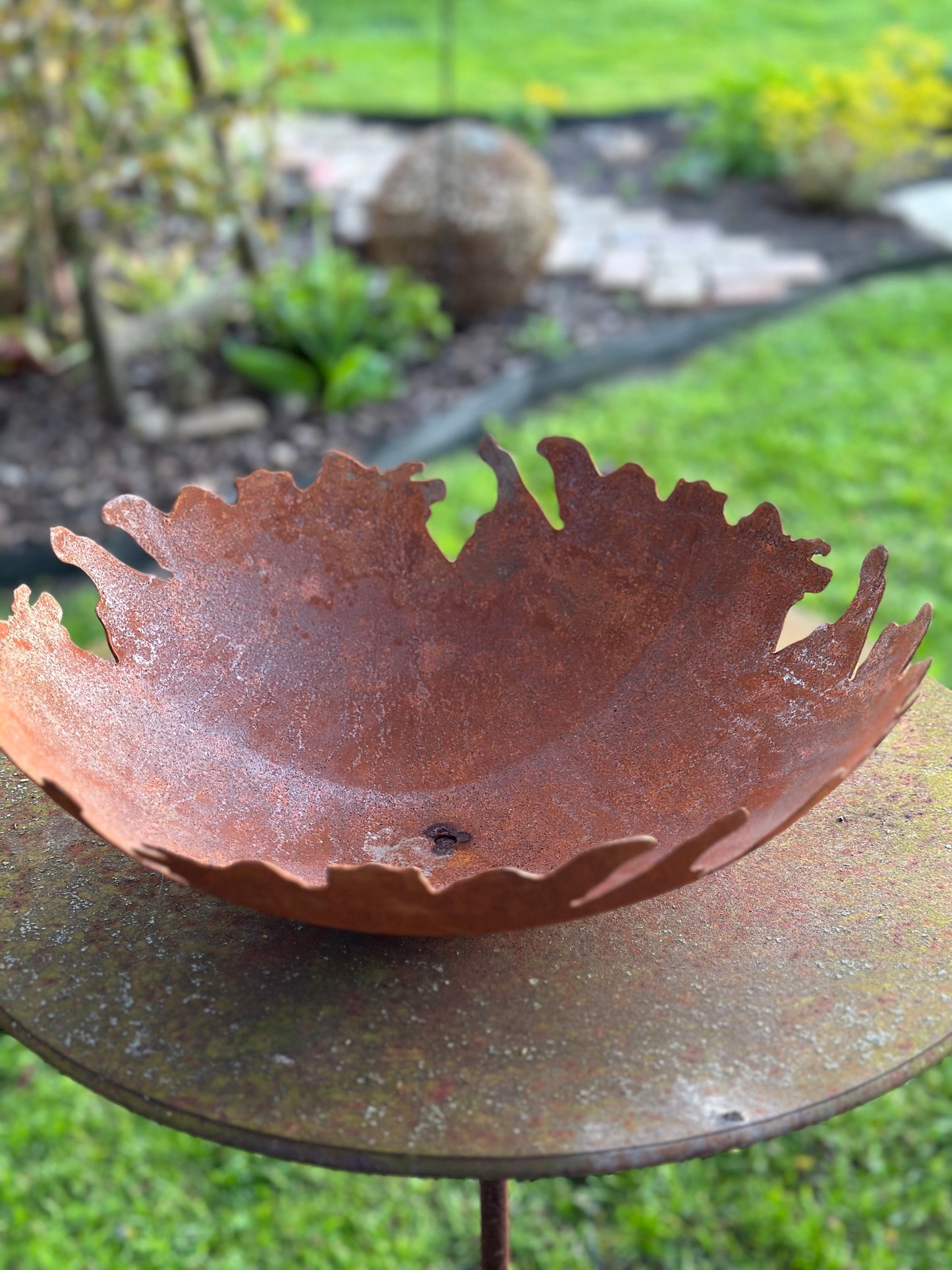 Schale aus Metall/ Rost