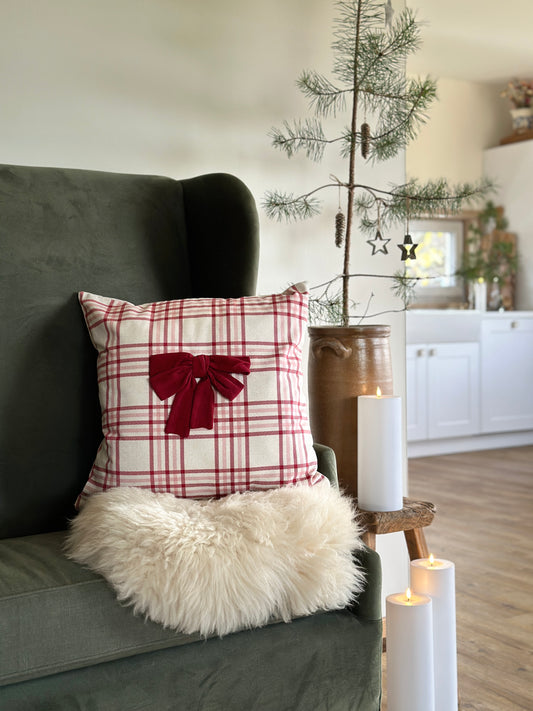 Kissenbezug mit einer roten Schleife. Größe: 50x50cm.