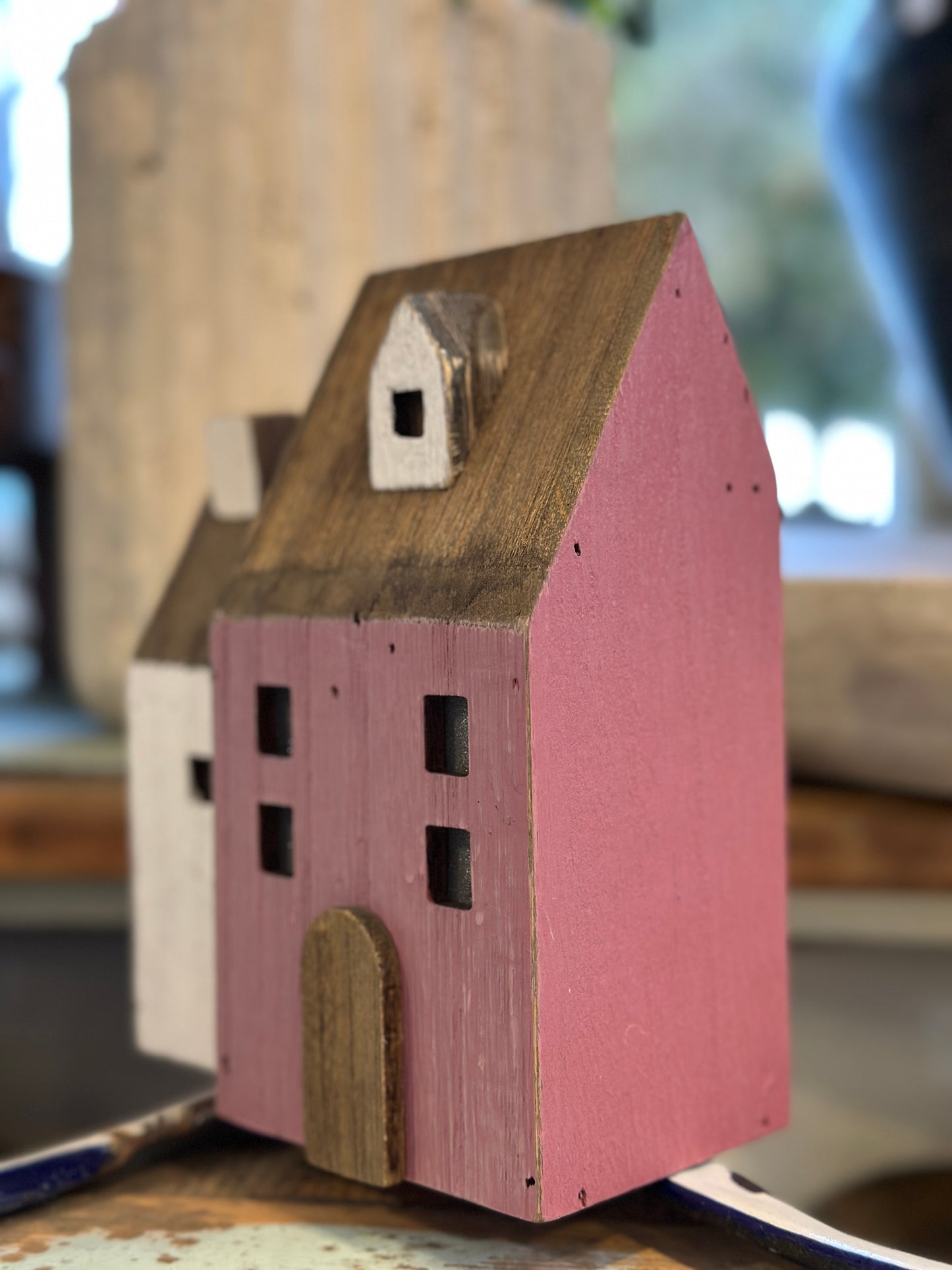 Haus aus Holz mit Beleuchtung