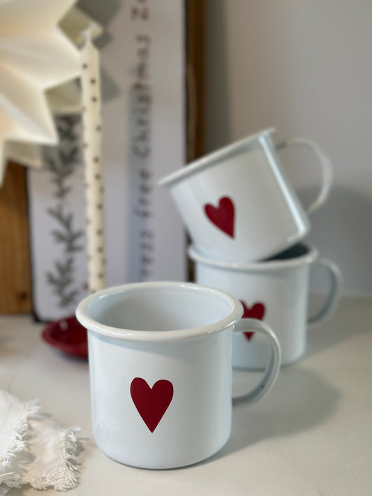 Becher Emaille, weiß mit einem roten Herz