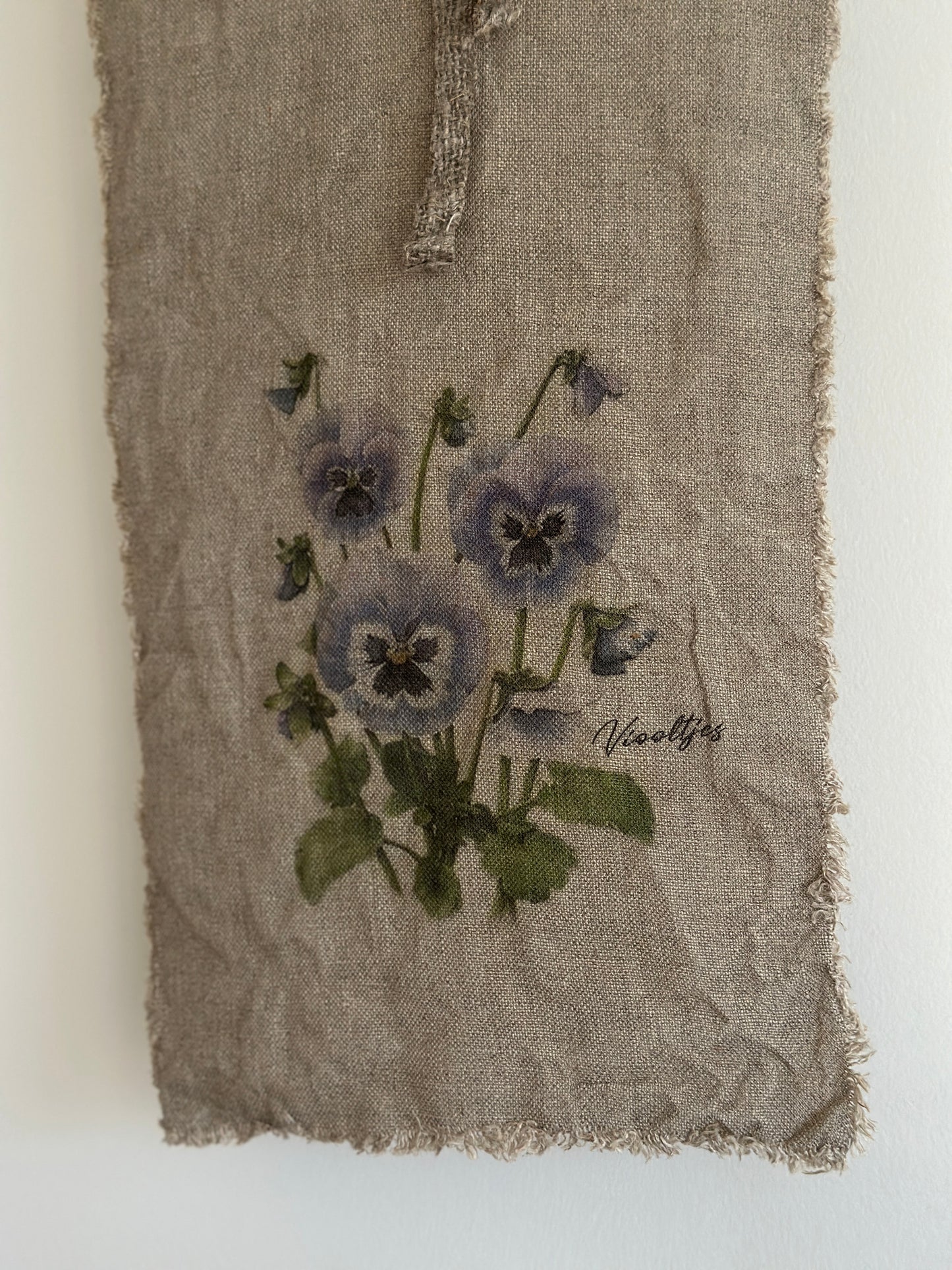 Shabby-Leinen-Wandtuch / Deko-Wand-Tuch mit einer Holzleiste.