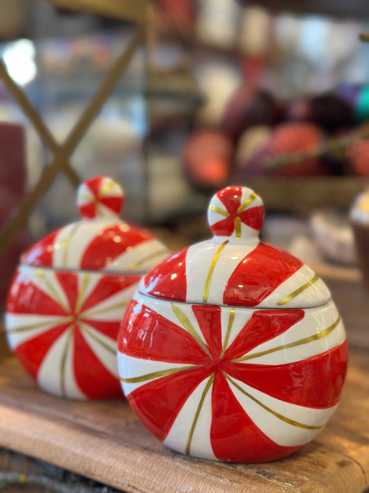 Dose mit einem Deckel aus Porzellan