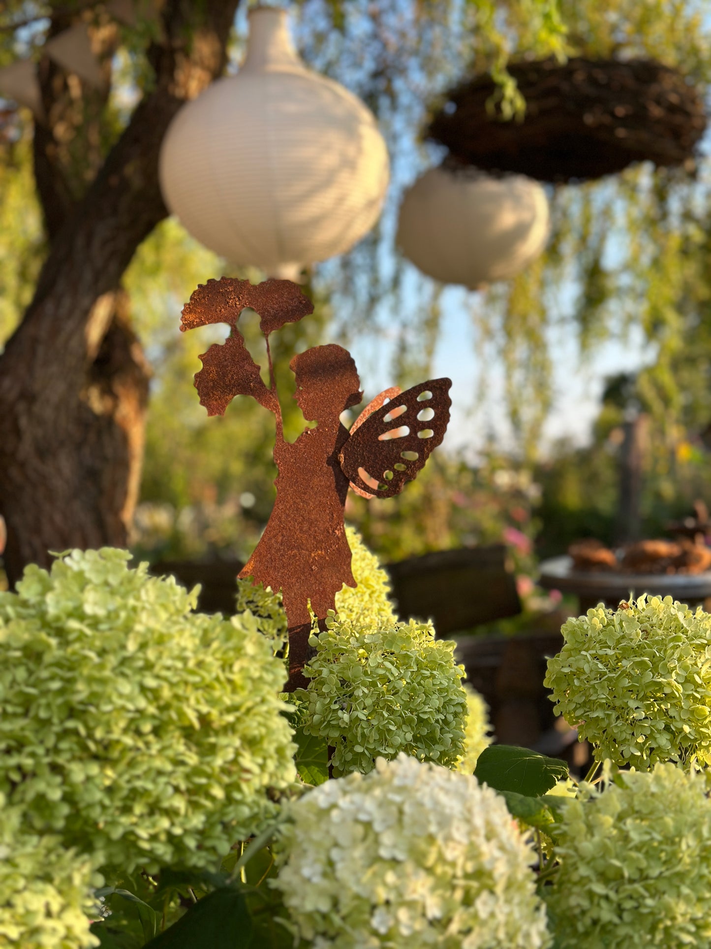 Figur Rost, Mädchen mit Flügel und einer Blüte