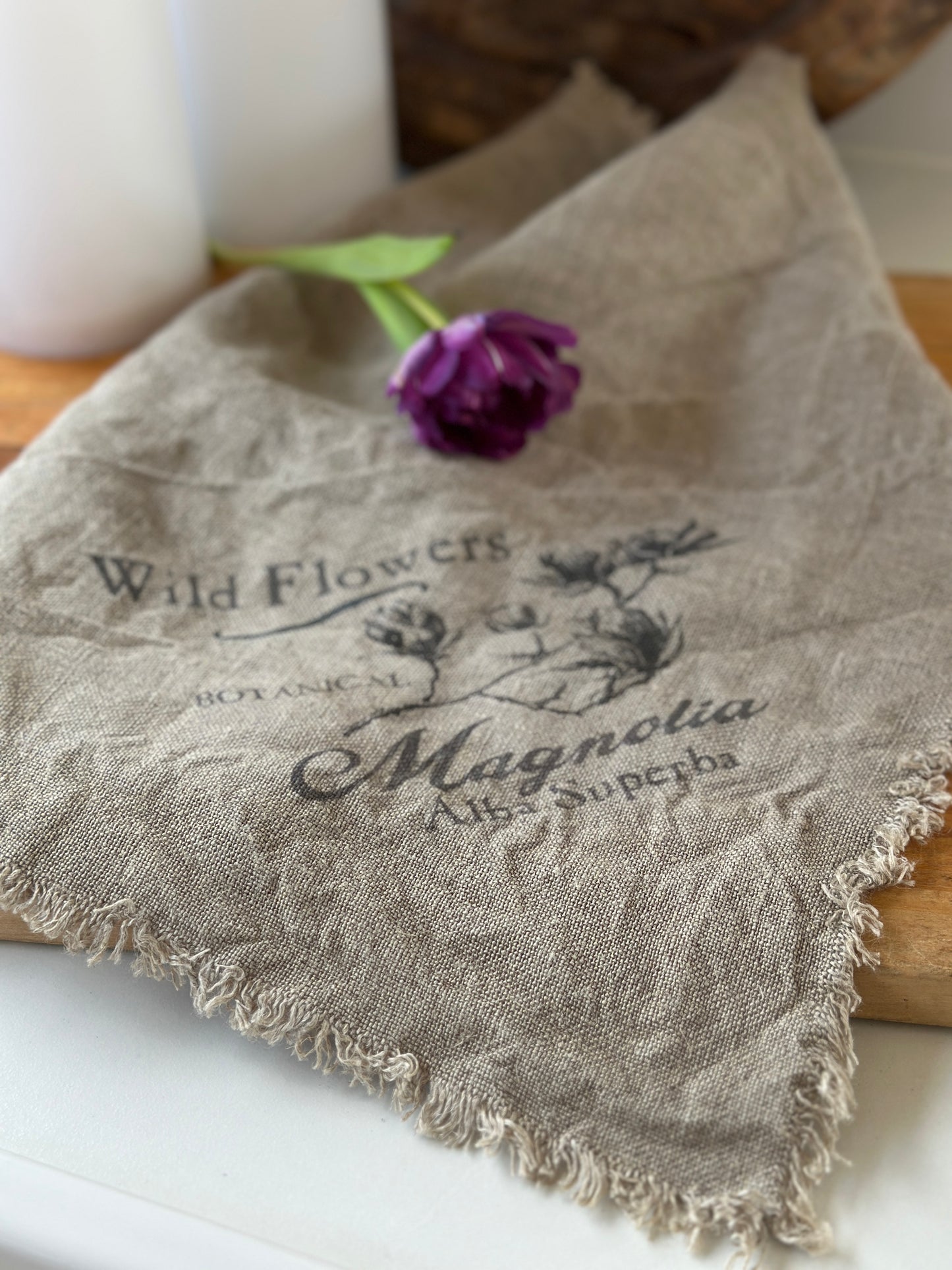 Bald lieferbar ! Deckchen/ Deko- Tuch mit einem Wild  Flowers Motiv, Shabby, alle Seiten mit Fransen versehen.