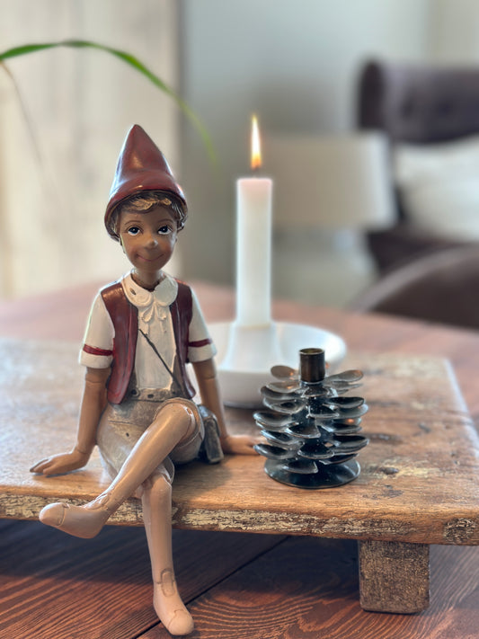 Figur, Pinocchio aus Polyresin, sitzend