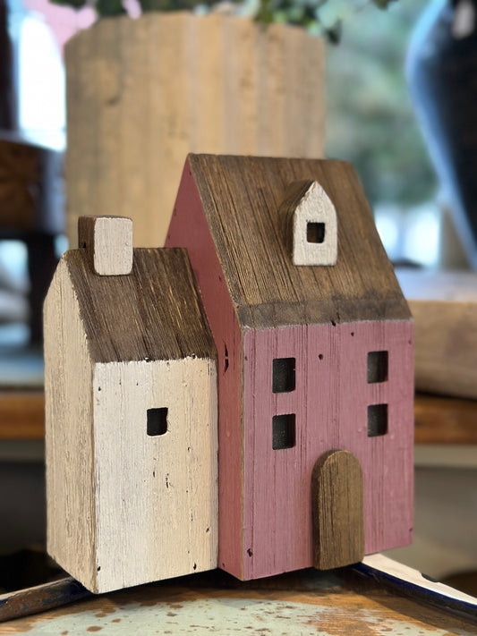 Haus aus Holz mit Beleuchtung