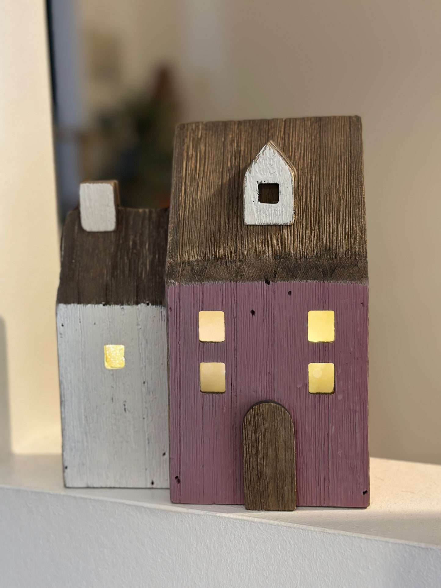 Haus aus Holz mit Beleuchtung