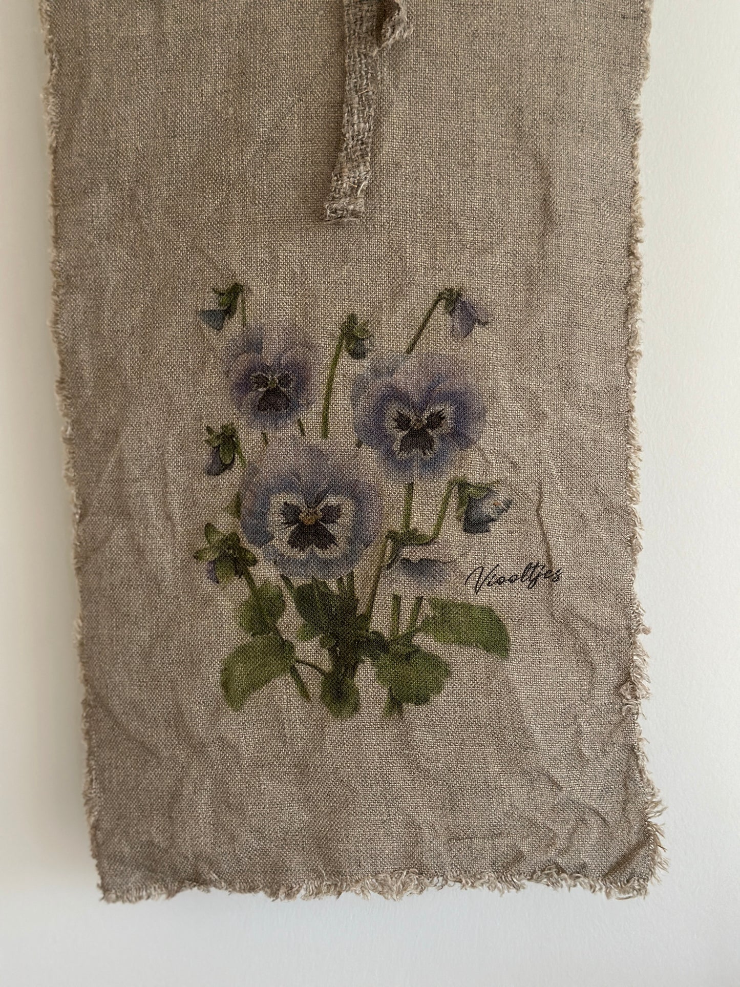 Shabby-Leinen-Wandtuch / Deko-Wand-Tuch mit einer Holzleiste.