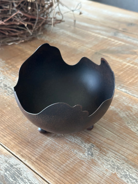 Deko- Schale aus Metall, dunkel braun mit Füßen
