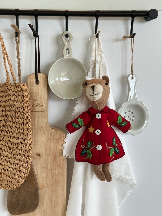 Teddy mit einem Mantel, rot/ braun