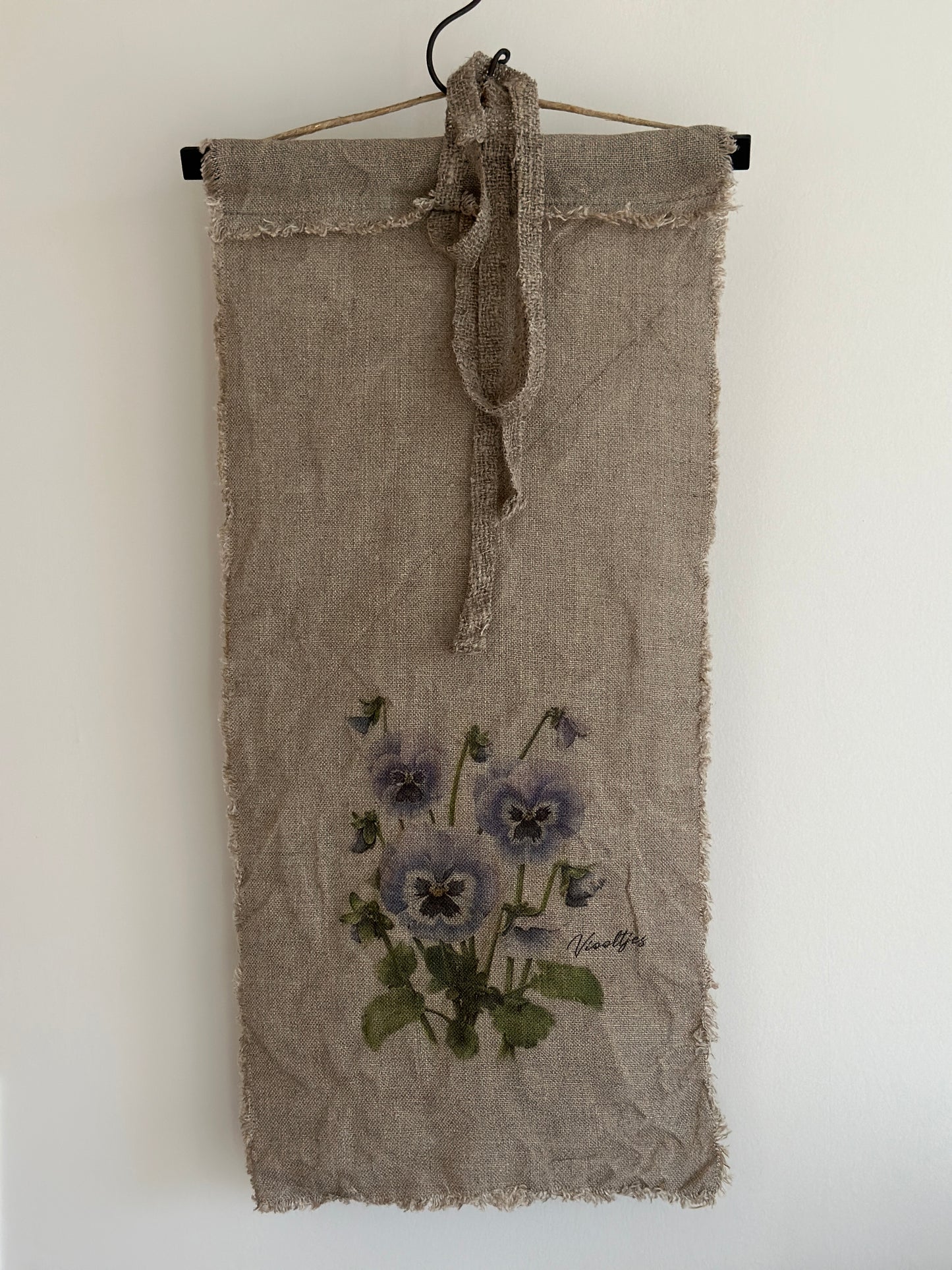 Shabby-Leinen-Wandtuch / Deko-Wand-Tuch mit einer Holzleiste.