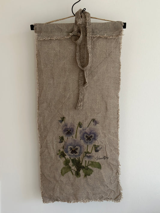 Shabby-Leinen-Wandtuch / Deko-Wand-Tuch mit einer Holzleiste.