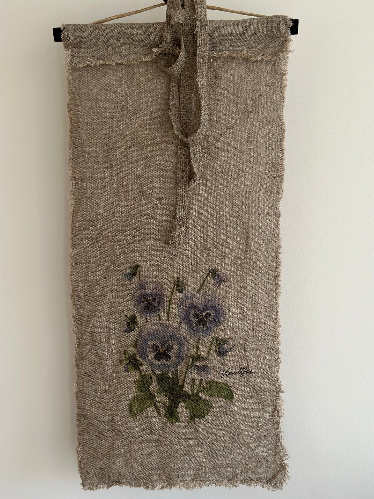 Shabby-Leinen-Wandtuch / Deko-Wand-Tuch mit einer Holzleiste.