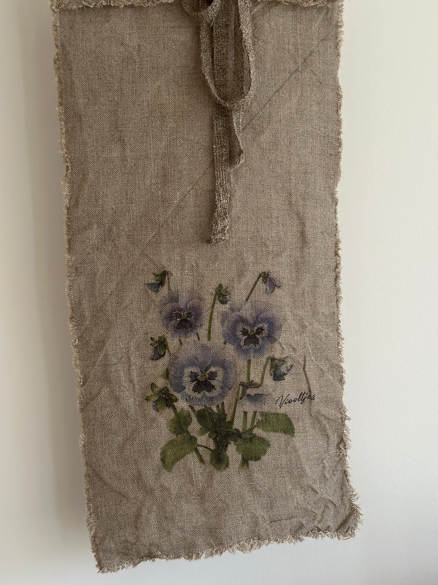 Shabby-Leinen-Wandtuch / Deko-Wand-Tuch mit einer Holzleiste.