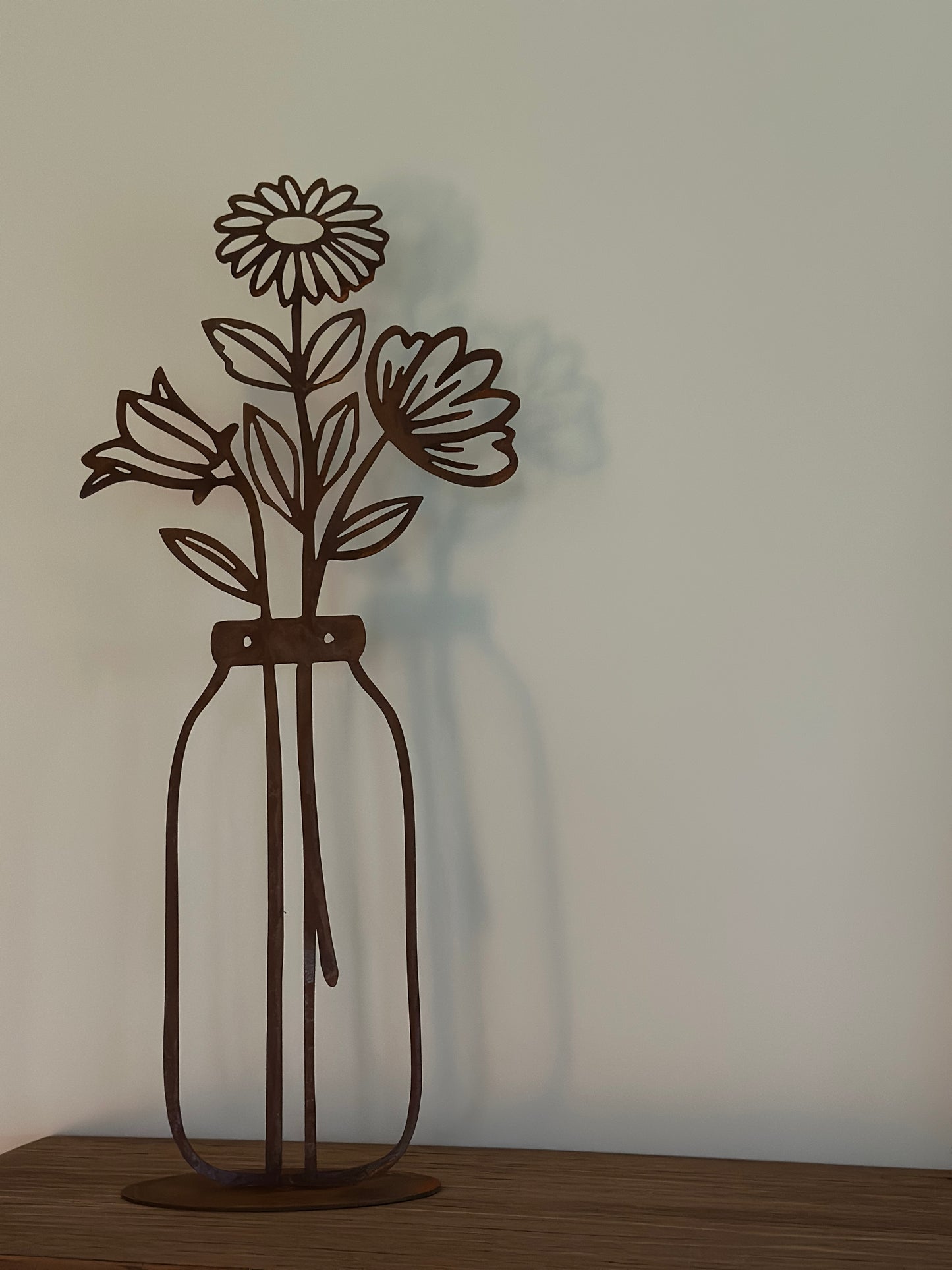 Blumen- Vase, aus Edelrost H: 40 cm.