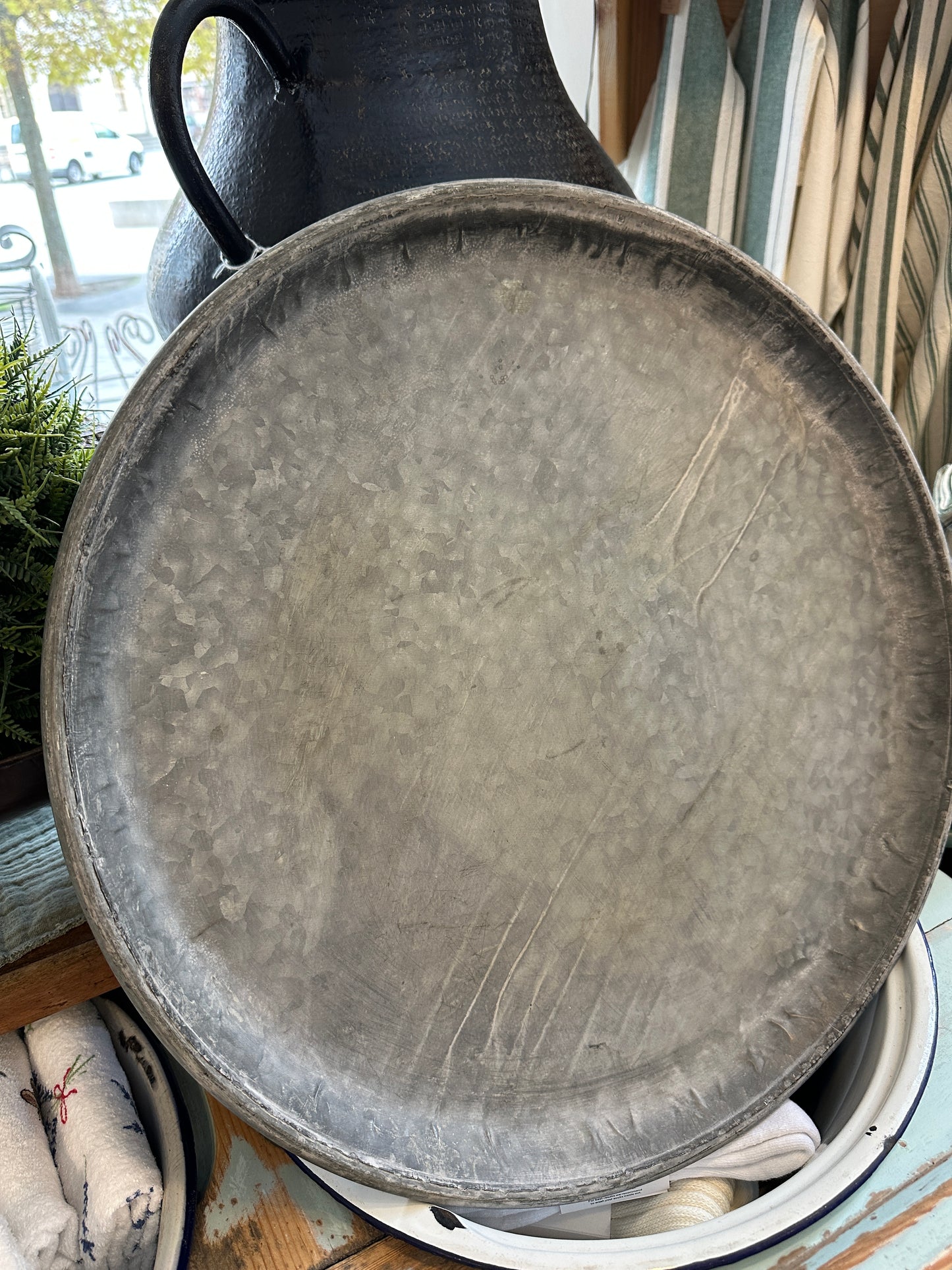 Teller/ Tablett sehr Shabby aus Metall Durchmesser: 51,5cm.