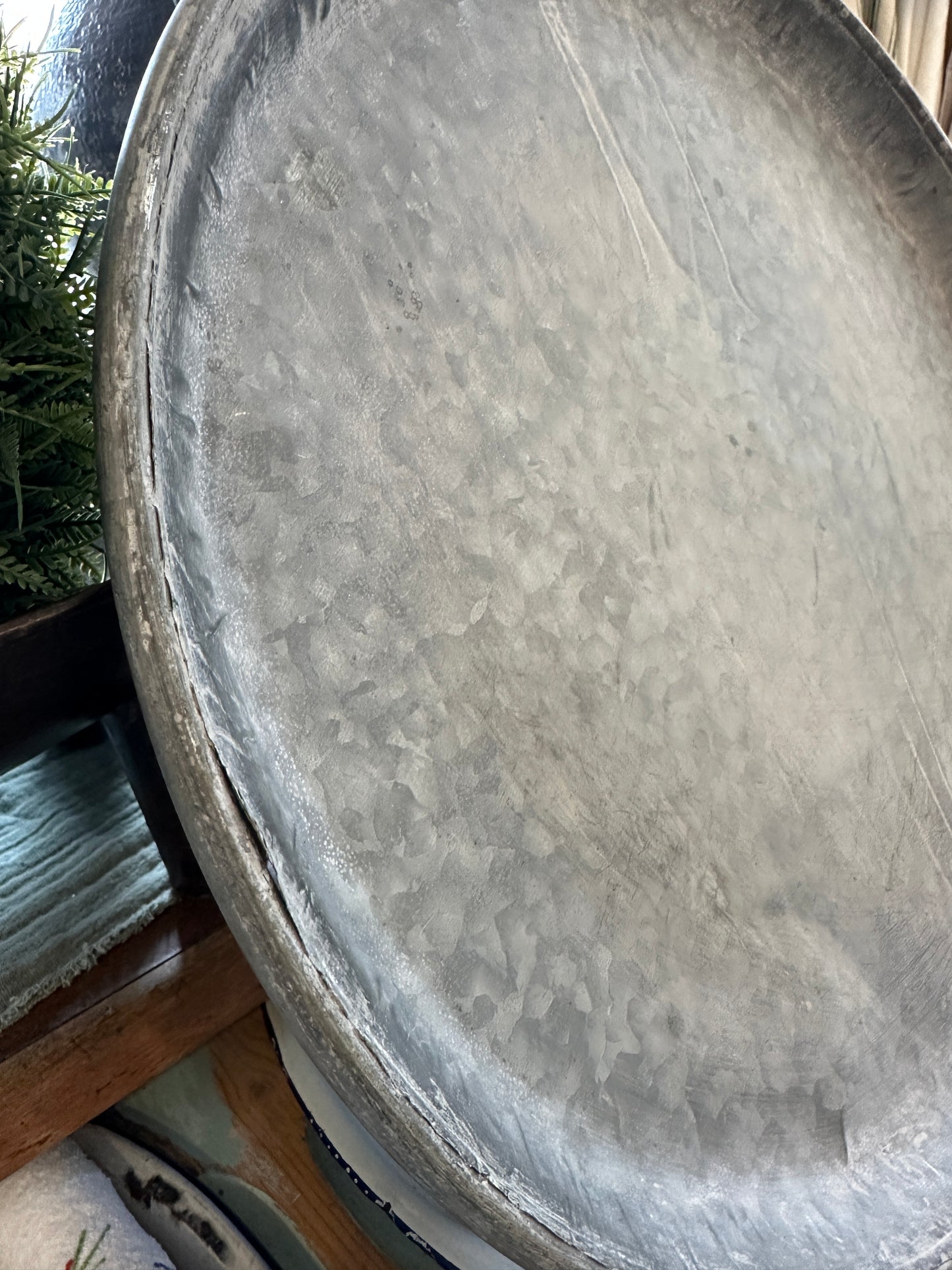 Teller/ Tablett sehr Shabby aus Metall Durchmesser: 51,5cm.