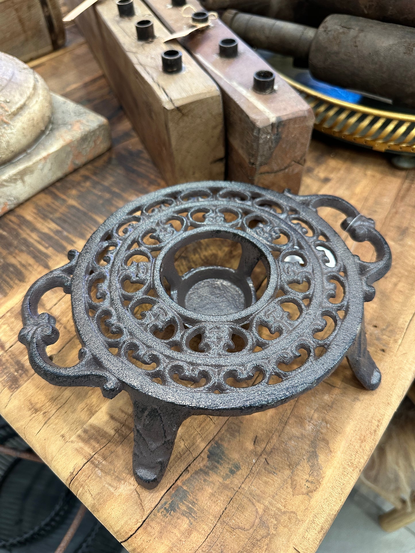 Stövchen aus Eisen, dunkelbraun