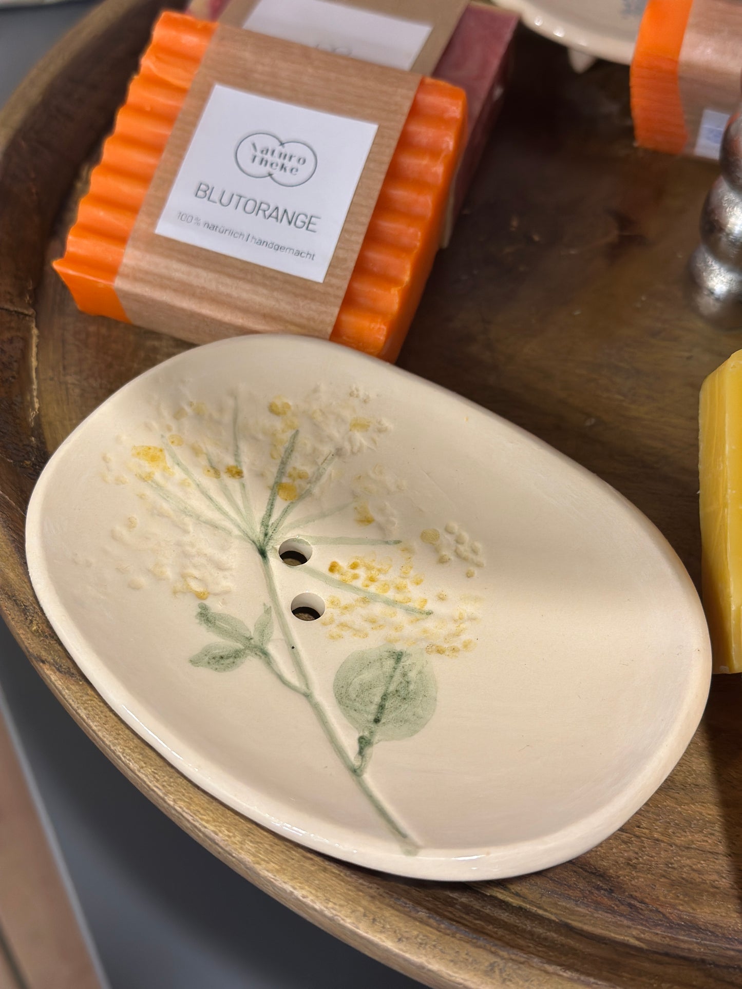 Seifenschale mit echtem Blütenabdruck, Füßchen & Löchern