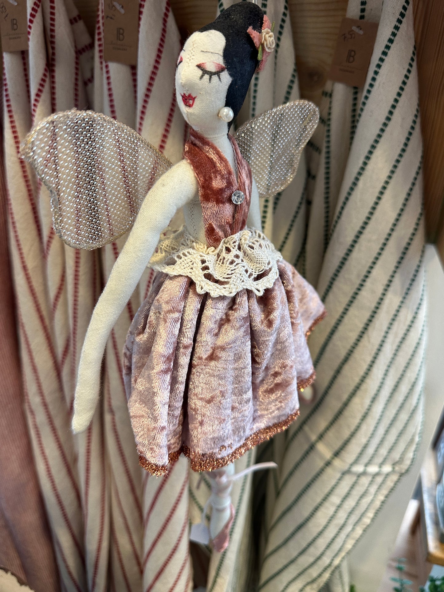 Ballerina aus Stoff/ Samt/ Spitze mit Flügel