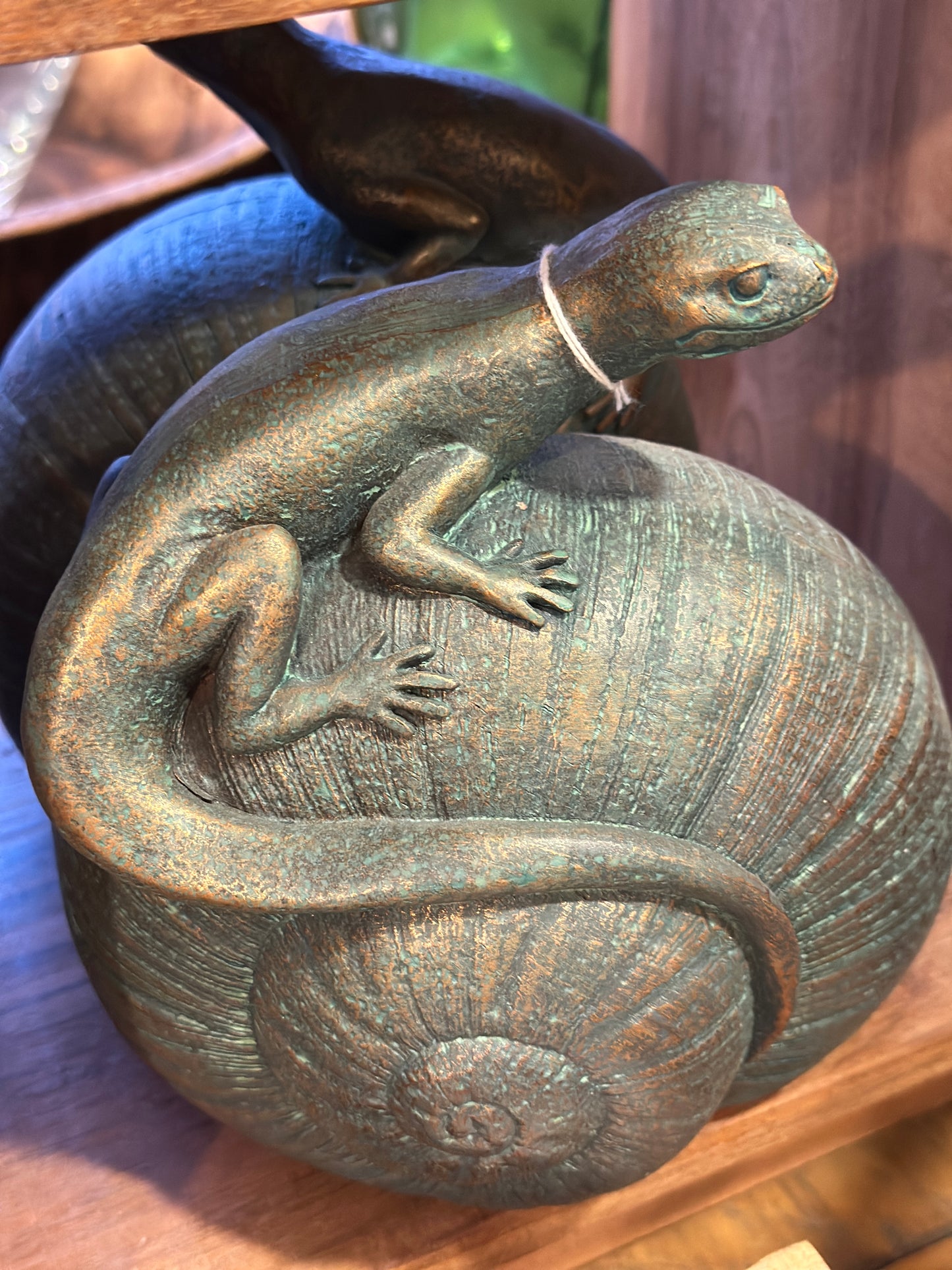 Eidechse auf einer Muschel aus Polyresin