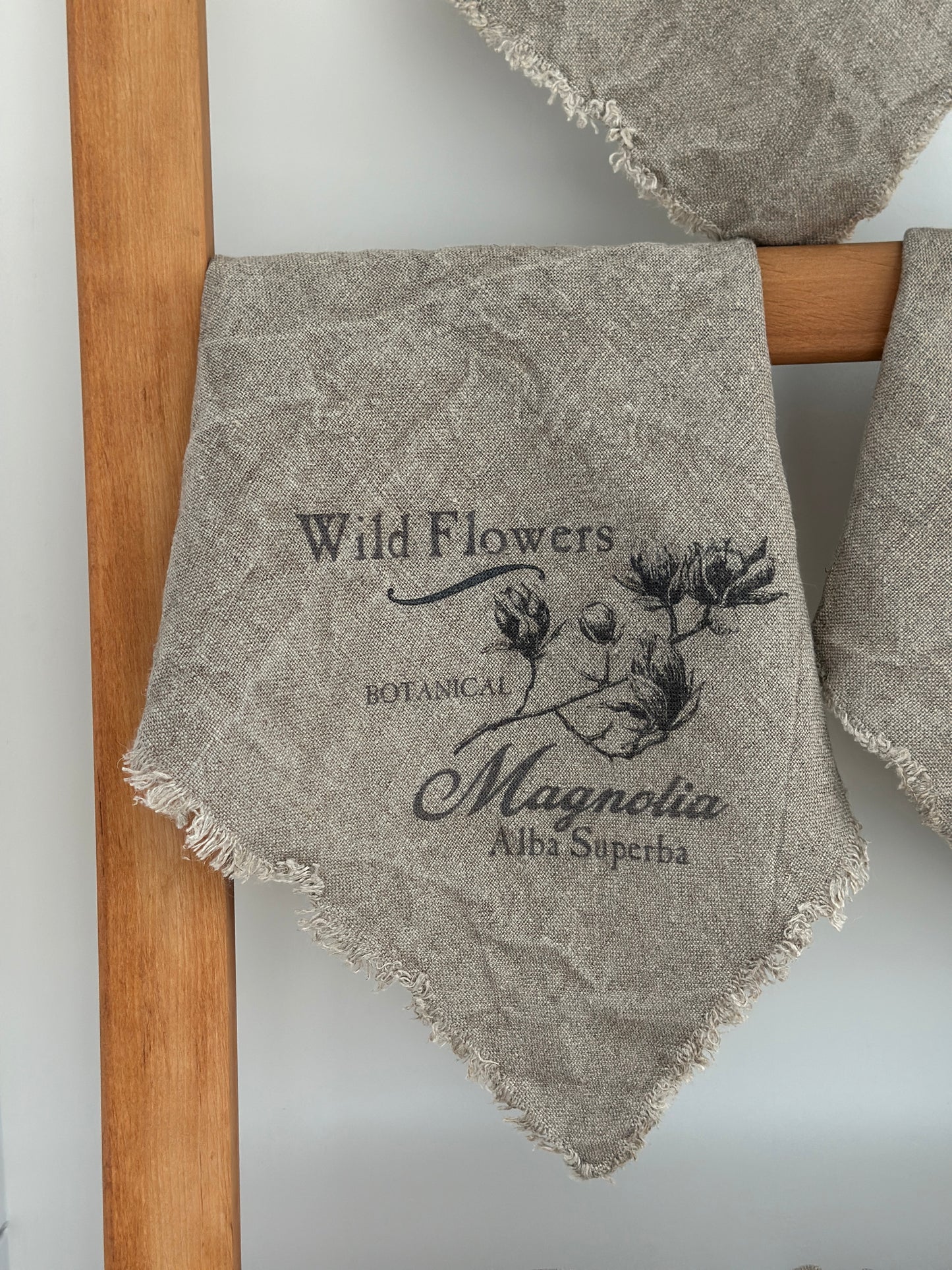 Bald lieferbar ! Deckchen/ Deko- Tuch mit einem Wild  Flowers Motiv, Shabby, alle Seiten mit Fransen versehen.